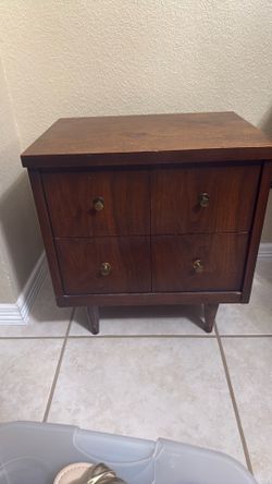 Small night stand with dwars