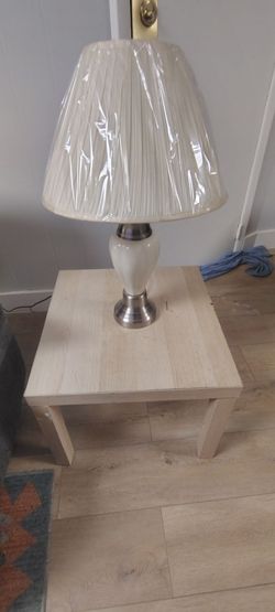 Beige end table w lamps