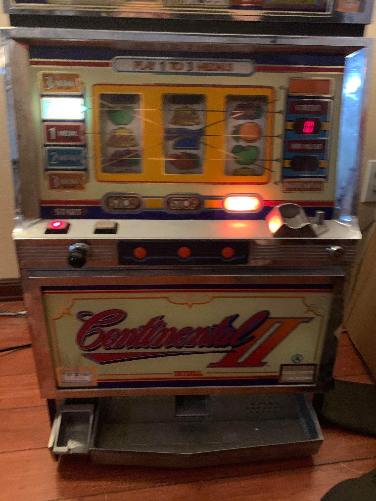 Vintage slot machine Works great