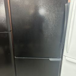 22 Cubic Foot Black Bottom Freezer Refrigerator 