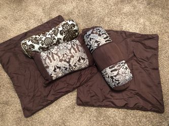 Matching pillows and pillow cases (set of 5)