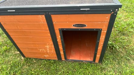 Retriever Lodge-Style Outdoor Wooden Dog House with Steel Frame