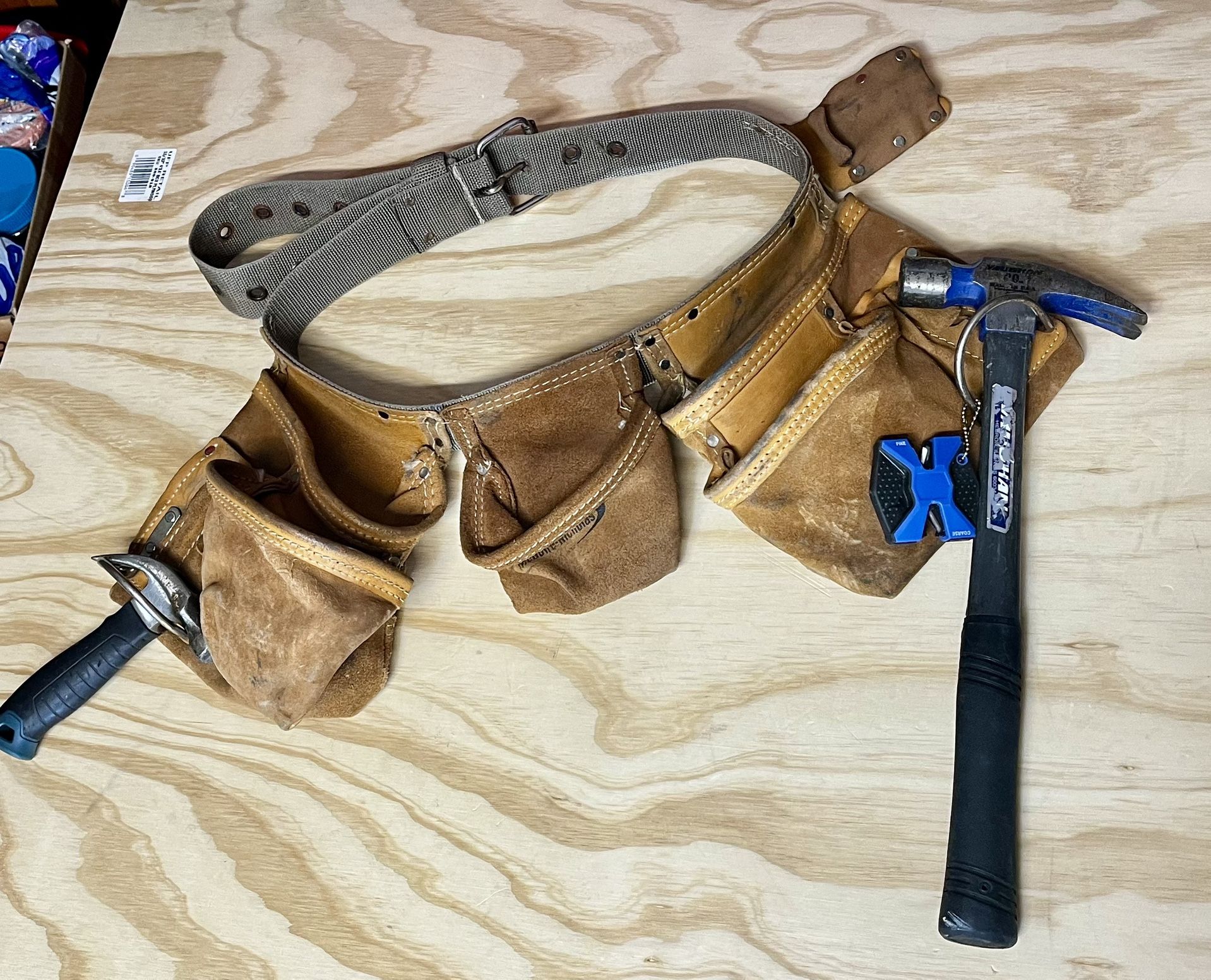 McGuire-Nicholas 11-Pocket Contractor Apron Brown Leather & Vaughan 20 oz. Milled Face Fiberglass Rip Hammer 16” Fiberglass Handle & Anvil 16 oz. ⬇️