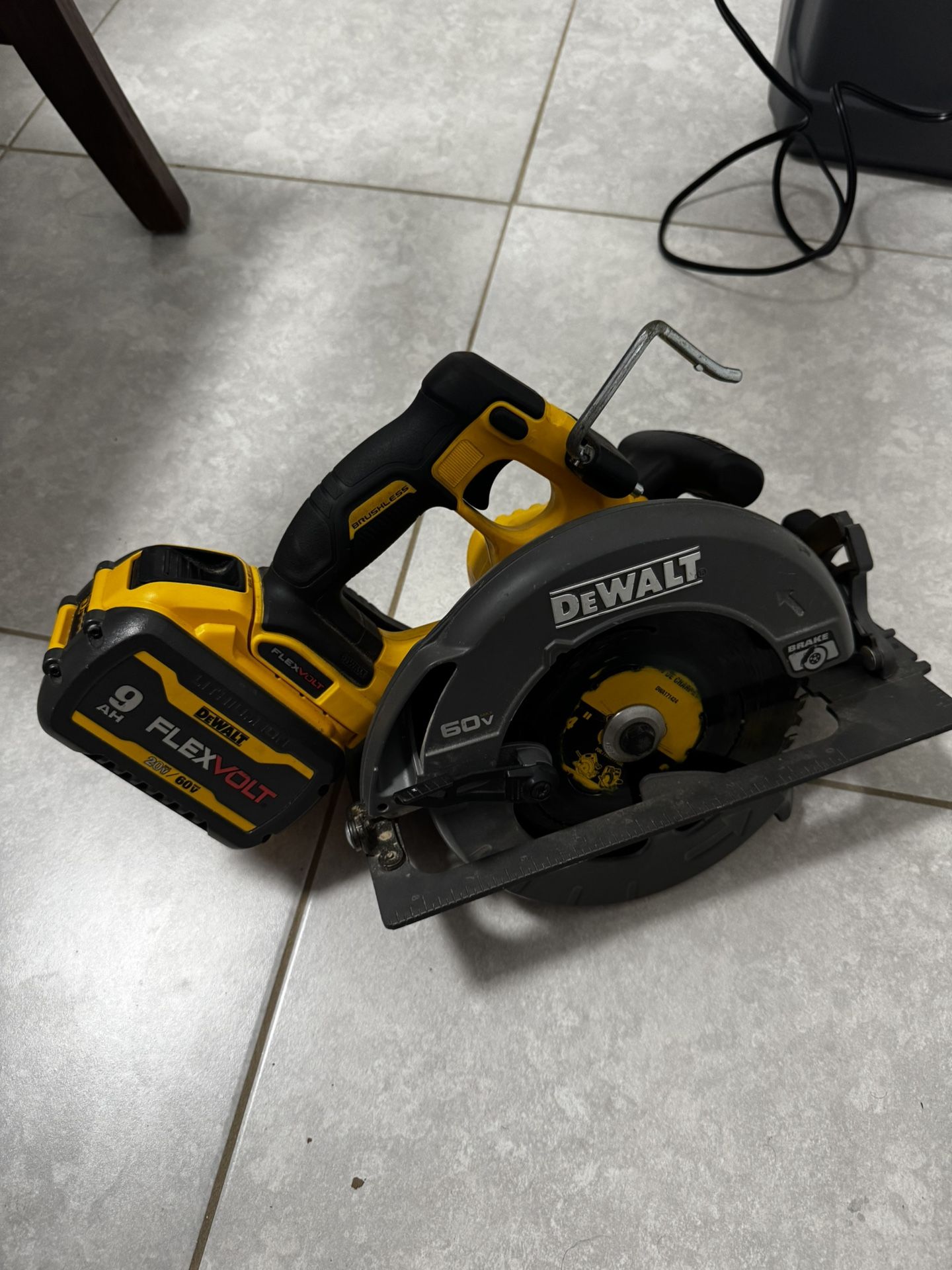 DeWALT FLEXVOLT 60V MAX Lithium-Ion. Circular Saw with FLEXVOLT 9.0 Ah