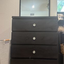 Dresser With Mirror 