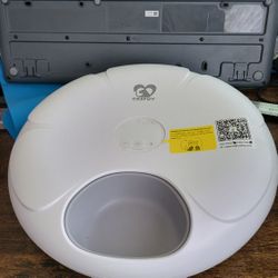 Casfuy Automatic Pet/Cat Feeder 6-Meal Model F13-L W/ Ice Packs Wet Food

Note: has opened box, no original box but never use. Comes with power supply