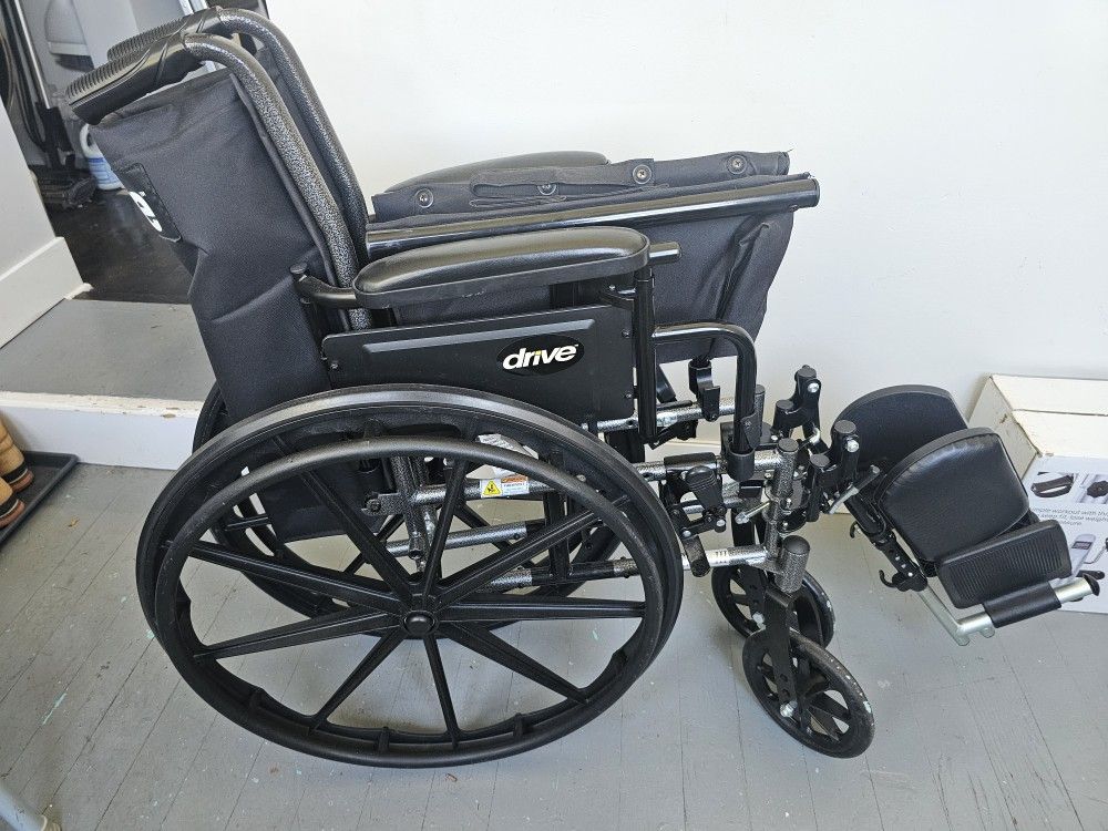 Drive Medical Cruiser III Light Weight Wheelchair, 18"
