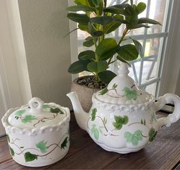 English Ivy" ceramic teapot and Sugar Bowl Set manufactured by Cardinal Inc 1992