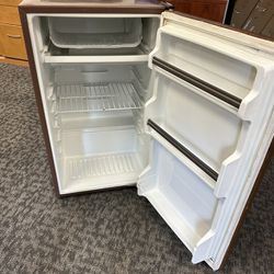 Reliable Sanyo mini fridge 