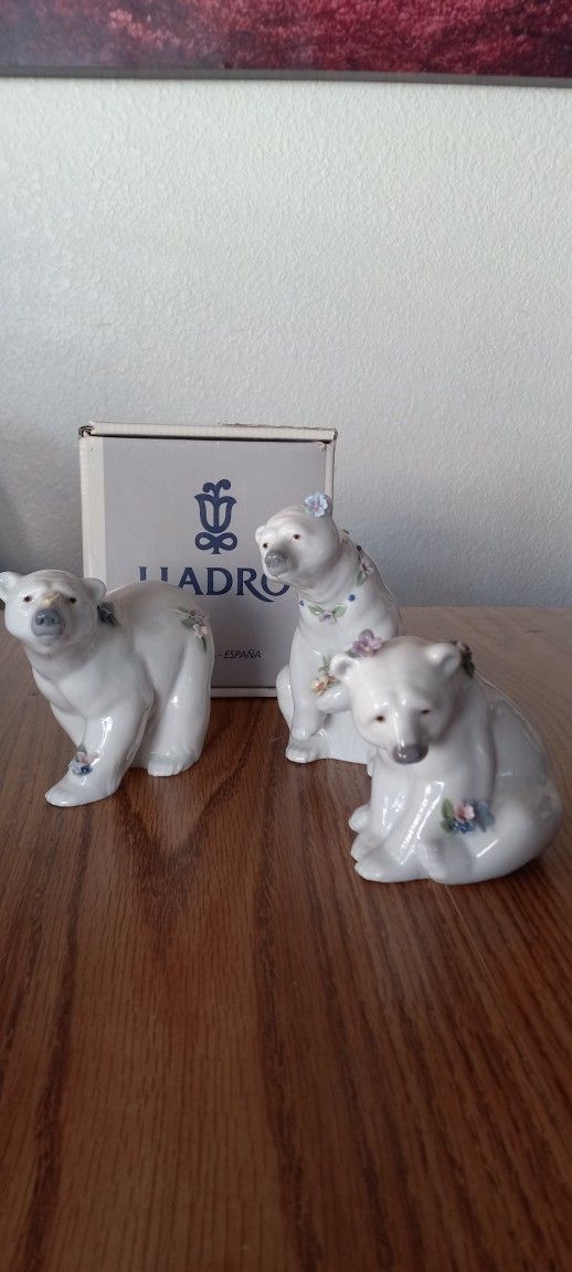 LLADRO Lladro Retired Vintage Figurines Polar Bears With Flowers Three Separate Selling Together In Excellent Condition