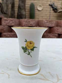 AK Kaiser "Charlottenburg" Porcelain Vase Yellow Roses Gold Trim