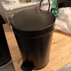 Small garbage can 