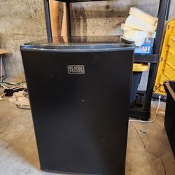 Black and Decker dorm type fridge 2.5 cu. ft. 