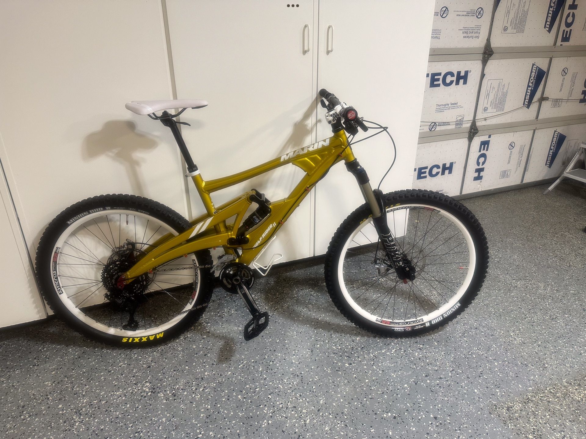 MARIN WOLF RIDGE II CUSTOM BUILT MOUNTAIN BIKE or aka WHITE BIKE