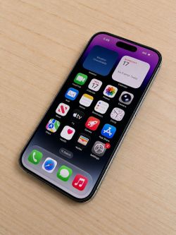 iPhone 14 Pro 128GB Unlocked + Case, Charger & Cable Included