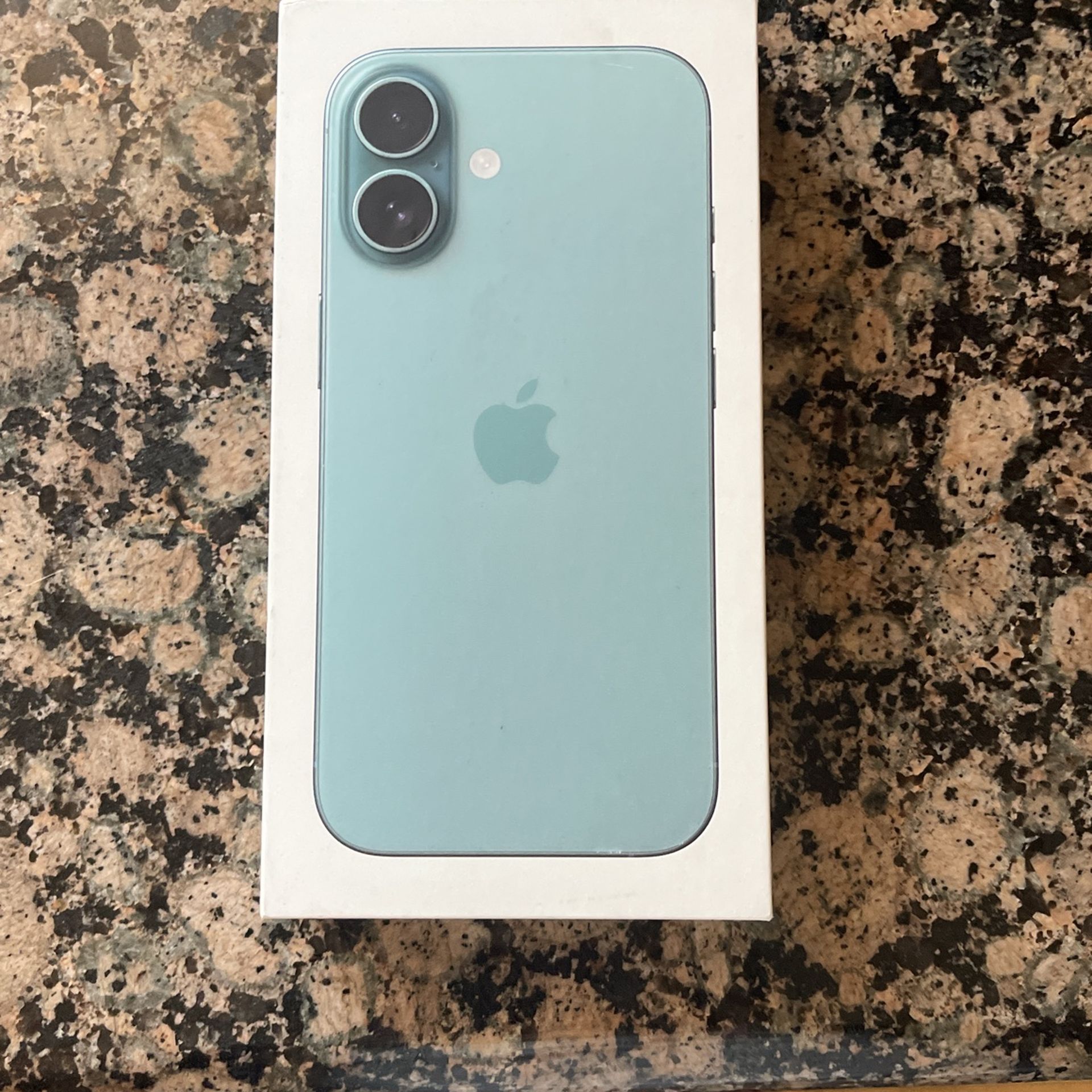 iPhone 16 (Green)