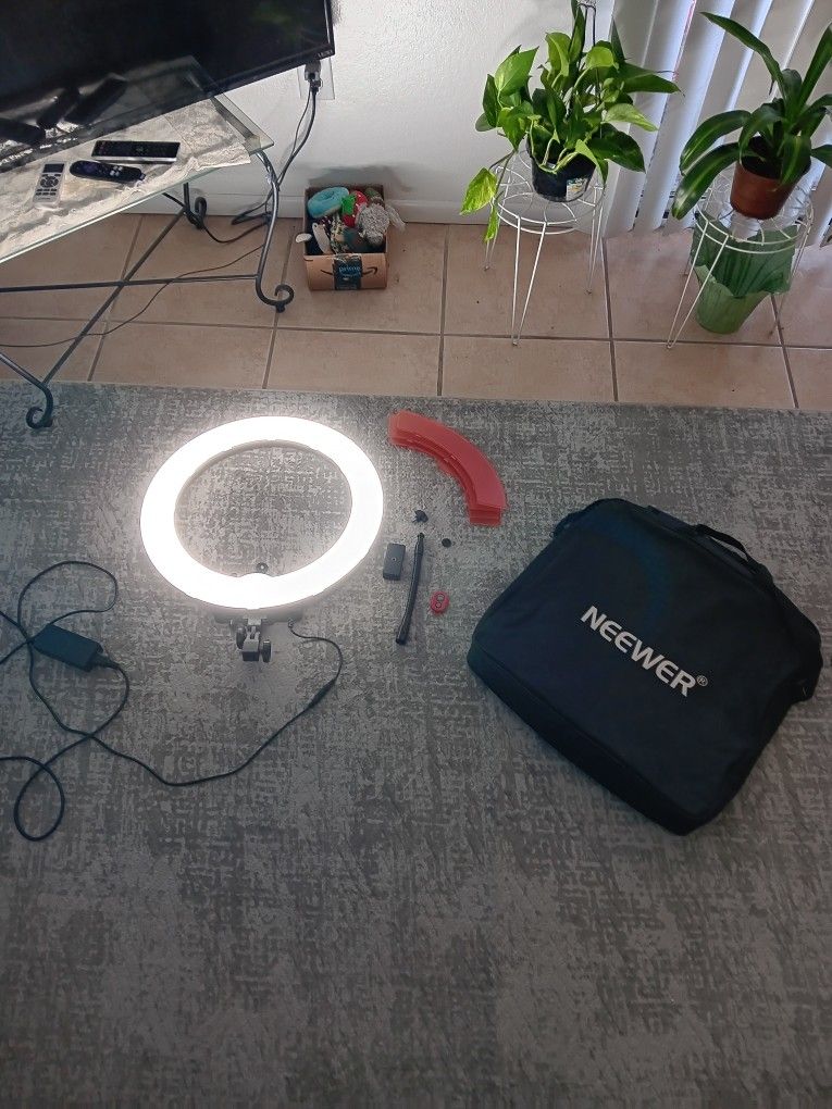 NEEWER Led Light Ring, Big 18". No Tripod Stand. Asking $25. Great Deal 👍 Please Check Out All My Stuff.
