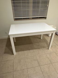 Free extendable dining table pick up by 9:30