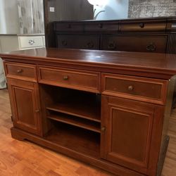 Solid Wood TV Stand With Drawers And Storage Shelves 