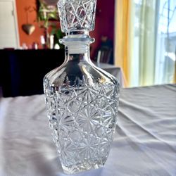 WHISKEY DECANTER & STOPPER .