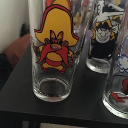 Lot of vintage Looney Tunes Pepsi glasses For 1973 To 1976