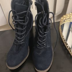 Boots for women size 8 like new blue color