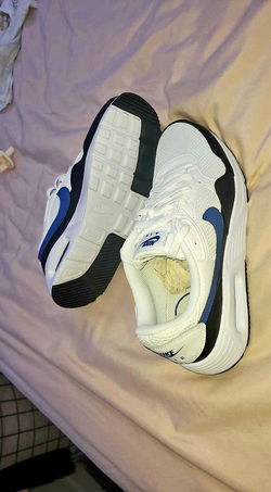 NIKE SIZE 7 BRAND NEW NEVER WORN