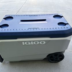 Igloo 90 - Quart Rolling Cooler