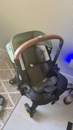 Doona Car Seat/Stroller Bundle