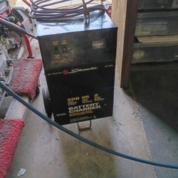 Schumacher 35 Amp Battery Charger With 200 Amp Engine Start