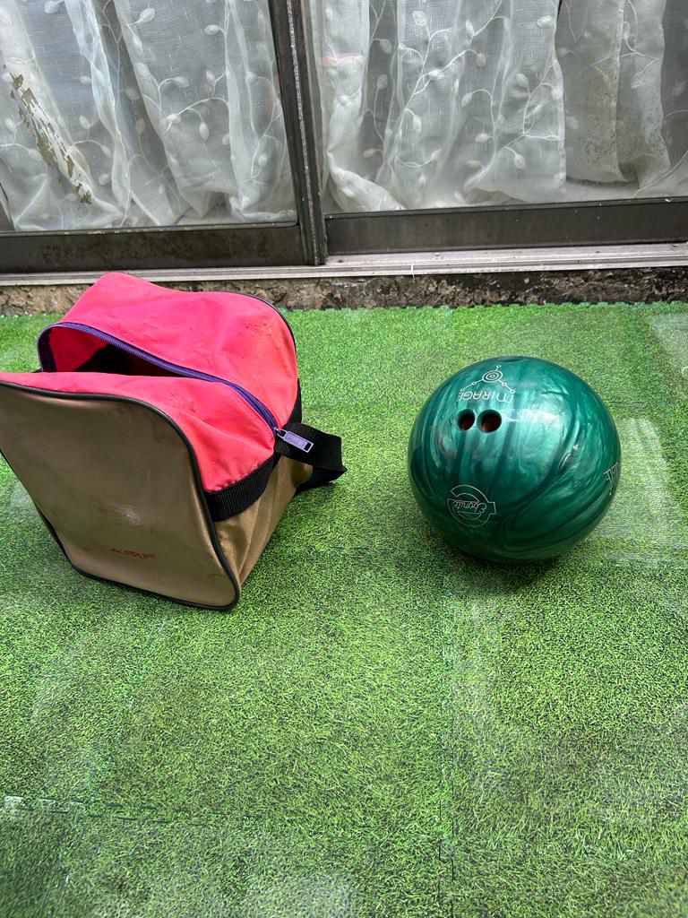 01 BOWLING BALL WITH BAG 