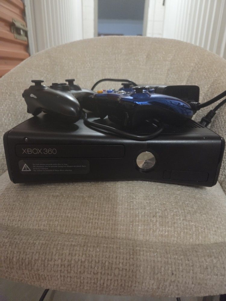 Xbox 360 S 4gb 2 Controllers