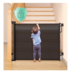Retractable baby gate