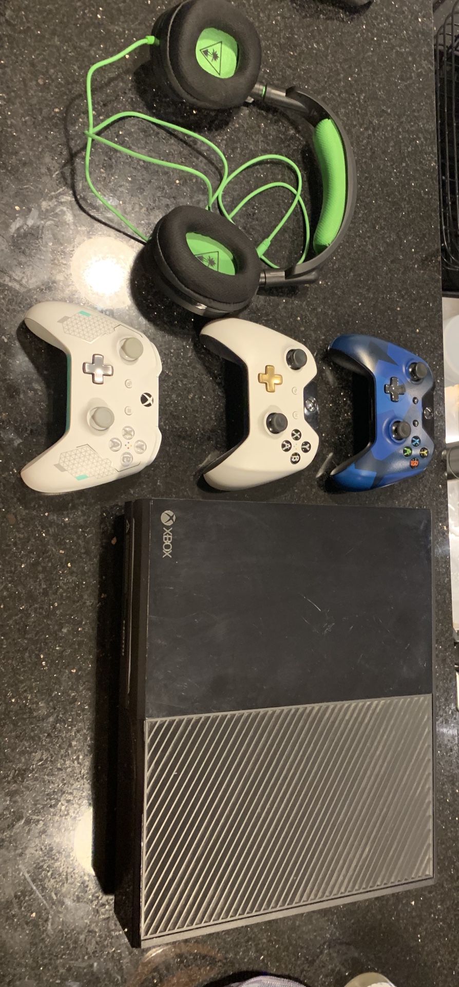 Xbox One, 3 controllers, 1 Turtle beach headset