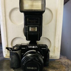Minolta Maxxum 7000 Camera With 7500 flash Accessory