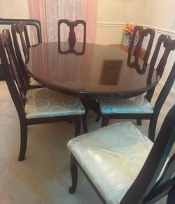 Reduced!!! Dining table with 6 chairs