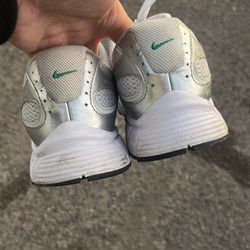 green nike men running shoes size 10