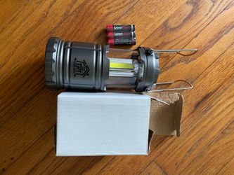 Stretchable LED camping lamp, featuring both camping lamp and flashlight functions Uses 3 AA batteries (included) Foldable design for easy carrying an