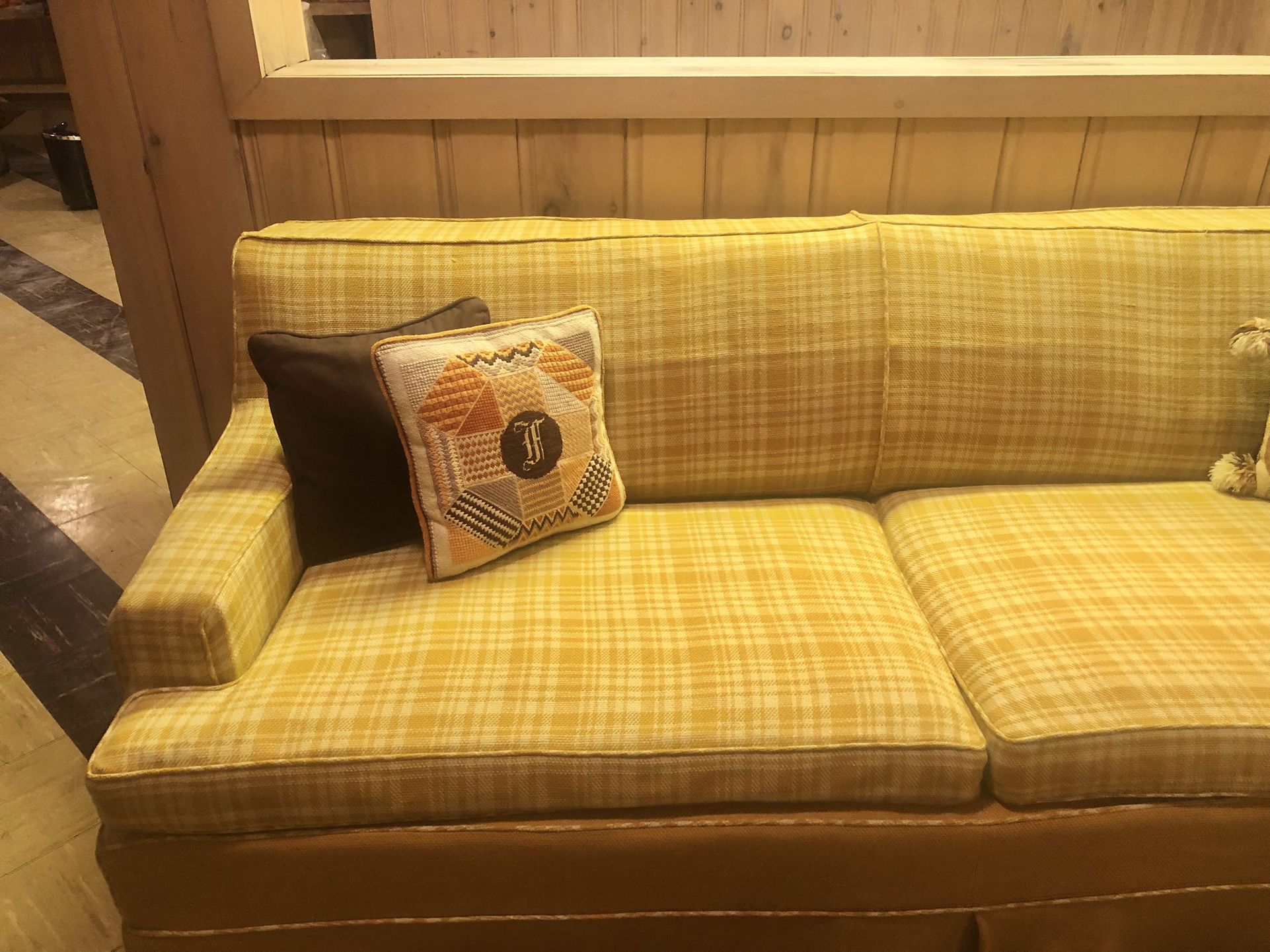 Sofa-Sleeper Pullout w/ 2 Free Embroidered Pillows Embroidered Pillows-Perfect Condition