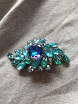 Vintage Judy Lee peacock brooch