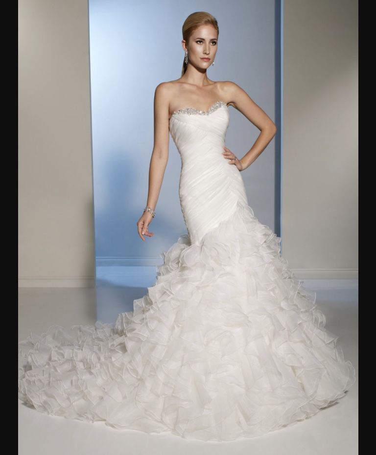 💎 Glamorous Crystal Wedding Dress with Ruffle Skirt & Corset Back 💎