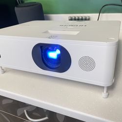 Hitachi 5000 Lumens HDMI Video Projector
