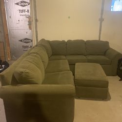 Sectional With Qn Pullout Ottoman And Throw Pillows