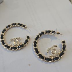 Hoops earrings with leather
