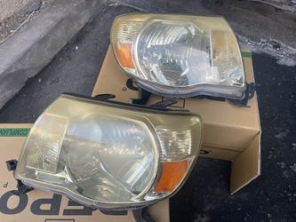 Headlights Left And Right Toyota Tacoma 2011