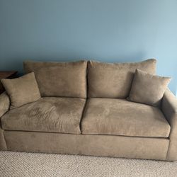Pull Out Couch, Queen Bed. Excellent Condition. 