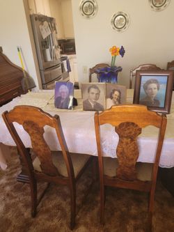 Beautiful 6 person table with leaves!! Matching China Cabinet available also!!
