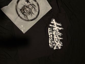 Selling 1:1 hellstart graphic T size: s