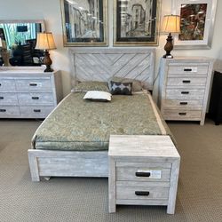 BRAND NEW! 5-PC Valor Queen Bedroom Set 