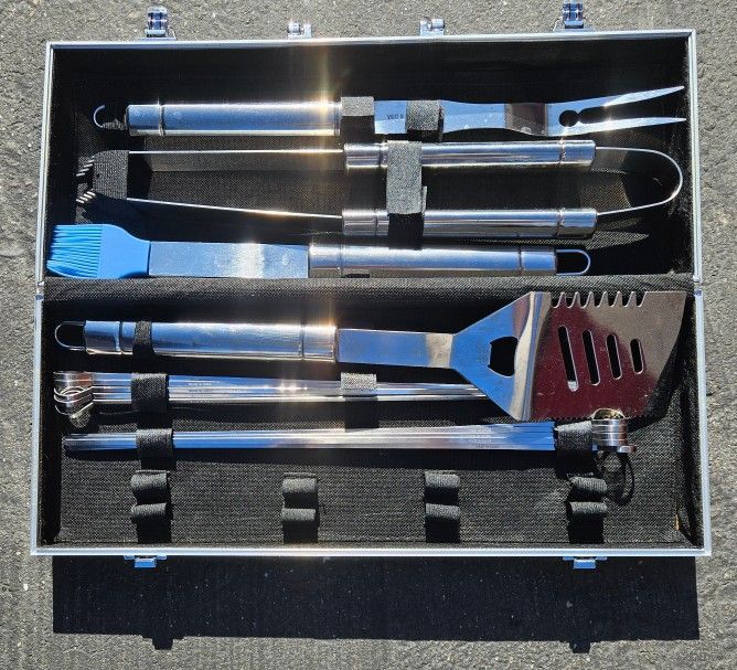 BBQ Tongs Set In Metal Box With 2 Latches